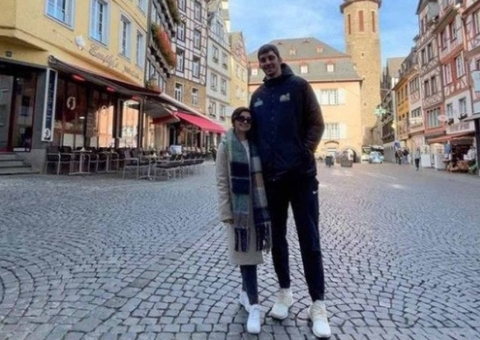 Com diferença de altura de quase 1 metro, casal viraliza ao falar sobre sexo