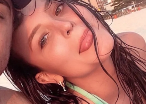 Larissa Manoela empina bumbum em foto de biquíni com o namorado