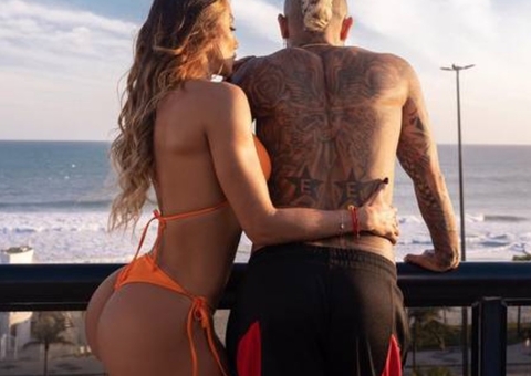 Mulher de Vidal, do Flamengo, mostra corpo turbinado em fotos de biquíni