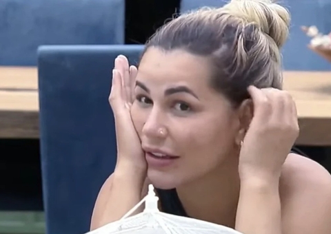 A Fazenda: Deolane diz ter recebido ficha da produção dentro do closet 