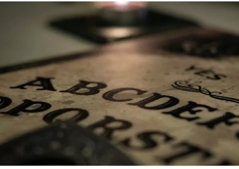 Adolescentes desmaiam em escola após jogo de tabuleiro para contato com espíritos