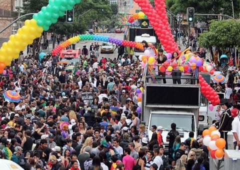 Mulher cai de cabeça de trio elétrico e morre na Parada LGBTQIA+ de Curitiba