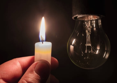 Bairros de Manaus ficam sem energia após acidente com queda de poste na Efigênio Sales