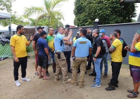 Começa negociação entre agentes e manifestantes em frente ao CMA em Manaus