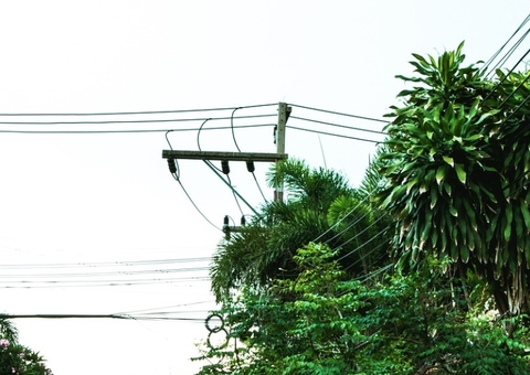 Homem morre atingido por raio enquanto tentava puxar TV da tomada