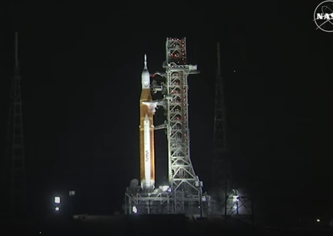 Nasa lança foguete para a Lua; missão busca levar astronautas de volta ao solo lunar
