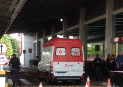 Homem leva mais de 4 tiros no estacionamento do Supermercado Atack em Manaus