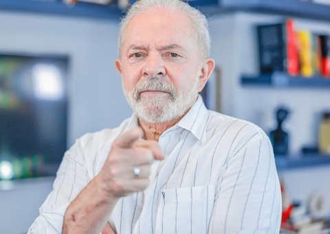 Bolsa cai e dólar sobe com gasto fora do teto e falas de Lula