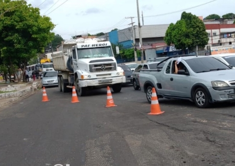 Obra interdita retorno e deixa trânsito lento em avenida de Manaus 