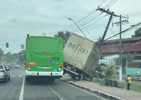 Caminhão se 'acaba' em poste durante acidente com ônibus em avenida de Manaus
