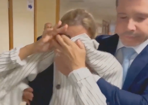 Mulher que chamou entregador de macaco agride repórter da Globo 