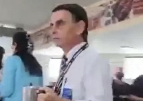 'Sósia' de Bolsonaro em restaurante viraliza na web; vídeo 