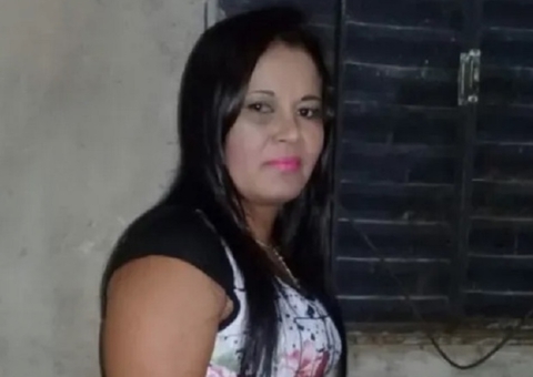 Jovem é presa suspeita de matar a mãe a facadas em briga por biscoito