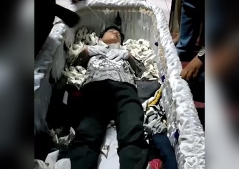 Homem tenta forjar própria morte e se esconde em caixão para escapar de agiotas