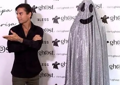 Filho de Julio Iglesias 'inaugura' namorada como se fosse carro e é criticado