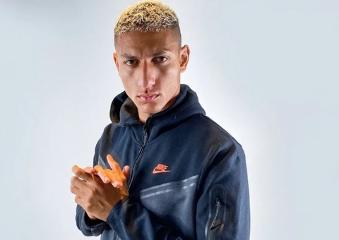 Richarlison posa de cueca e volume chama atenção: 'Porte de arma liberado?'