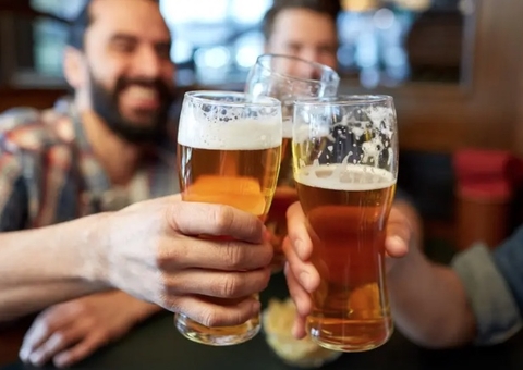 Ingleses relatam sofrimento sem cerveja e marcam ida ao pub após goleada
