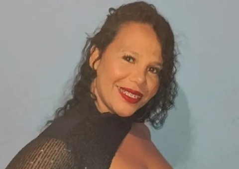 Mulher posa para foto com arma na mão e morre ao atirar na própria cabeça