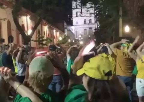 Em vídeo, bolsonaristas pedem ajuda de extraterrestres com lanternas apontadas para o céu