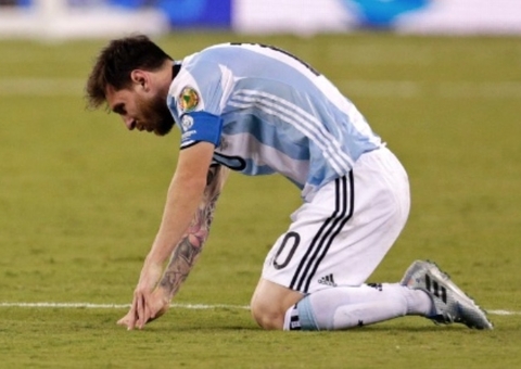'Estamos mortos', diz Messi ao lamentar 'golpe' sofrido pela Argentina em estreia