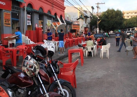 Ministério Público apura uso irregular de calçadas por bares em Manaus