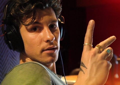 Shawn Mendes está namorando quiroprata de 50 anos, diz site  