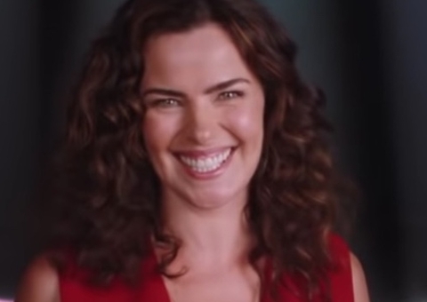 Reclusa, Ana Paula Arósio reaparece com novo visual aos 47 anos 