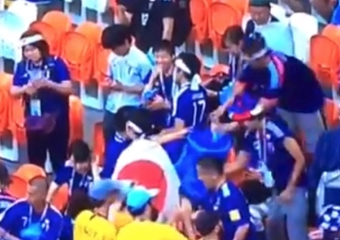 Japoneses voltam a dar exemplo e limpam estádio após vitória na Copa; veja