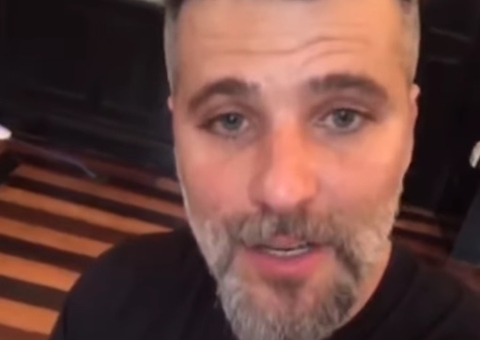 Bruno Gagliasso faz visita em escola de Manaus 