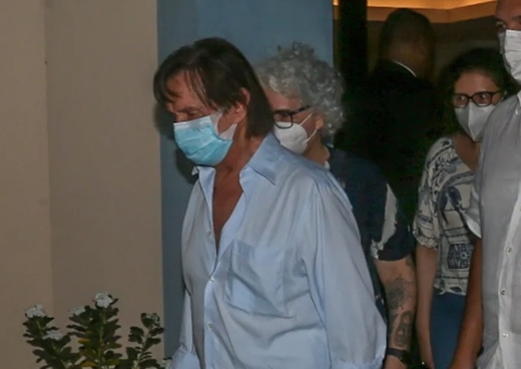 Roberto Carlos dá último adeus a Erasmo Carlos em velório; veja fotos