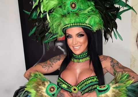 Atriz pornô Elisa Sanches recebe sexo oral no palco de boate lotada em Manaus