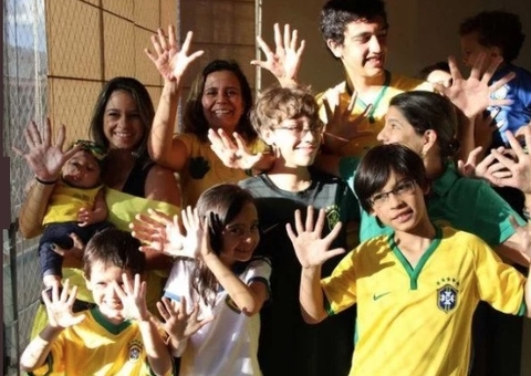 Família com seis dedos nas mãos prepara torcida pelo hexa do Brasil no DF