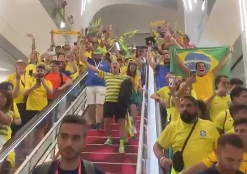 Vídeo: torcedores brasileiros fazem festa no metrô do Catar a caminho do jogo do Brasil
