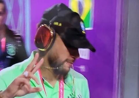 Fone de ‘ouro’ de Neymar chama atenção; Saiba quanto custa item 