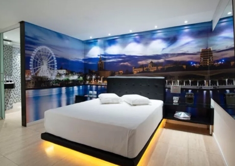 Casal encontra câmera espiã escondida em tomada de quarto em motel