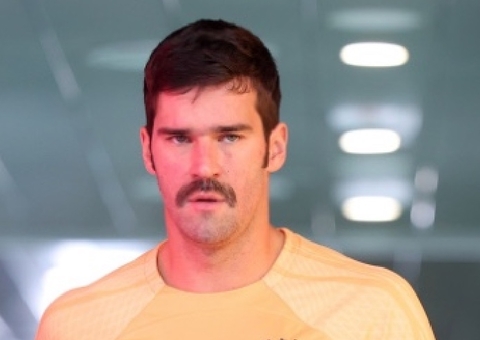Bigode de goleiro Alisson divide opiniões; saiba o motivo do visual