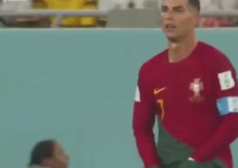 Cristiano Ronaldo mete a mão dentro do calção, tira 'lanchinho' e come; vídeo