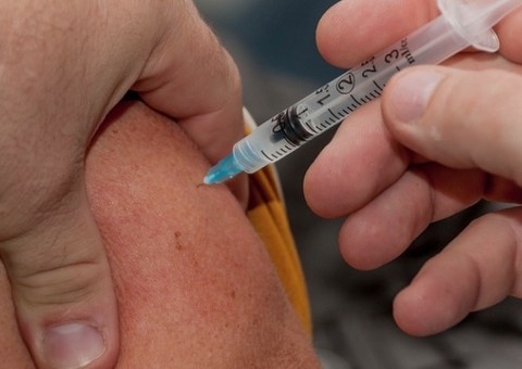 Testes com vacina brasileira contra covid começam no país