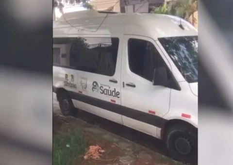 Motorista e paciente são flagrados fazendo sexo em van de transporte para consultas médicas