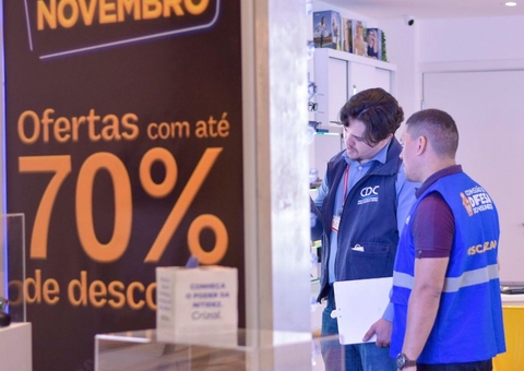 Procon e Comissões de Defesa do Consumidor fiscalizam ofertas da Black Friday em shopping de Manaus