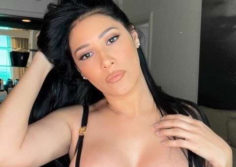 Simaria choca seguidores ao deixar seios à mostra em body ousado