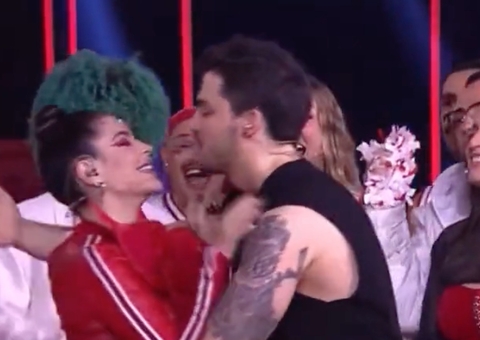Gkay e Felipe Neto se beijam ao vivo e dividem opiniões: 'desconfortável'
