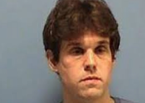 Padre é acusado de levar prostitutas para igreja e fazer sexo em altar