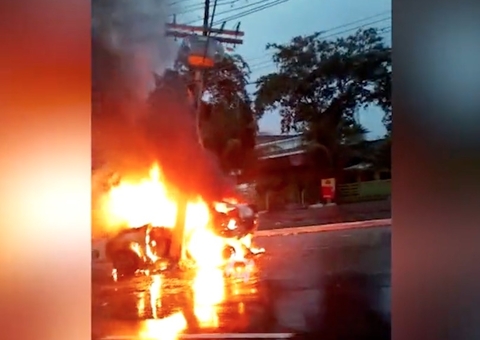 Motorista morre carbonizado após carro bater em poste e incendiar em Manaus