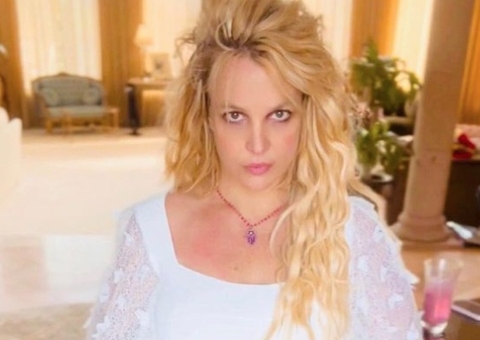 Britney Spears posta foto nua em banheira; veja