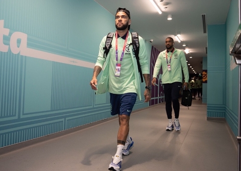 Tite é criticado e torcida vibra com Daniel Alves no banco contra a Suíça