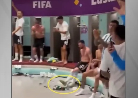 Boxeador Saul Canelo se irrita com Messi após pisão em camiseta do México