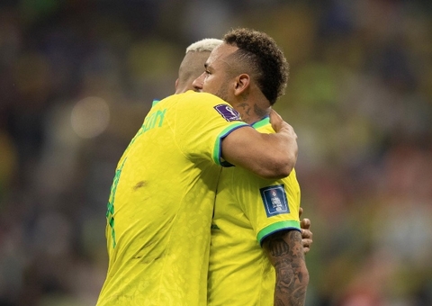 Do hotel, Neymar vê Brasil x Suíça fazendo tratamento no tornozelo