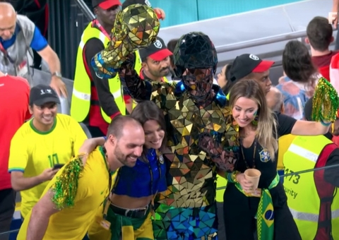 Eduardo Bolsonaro é flagrado curtindo Copa no Catar e é alvo de críticas