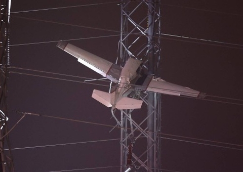 Vídeo: Avião se choca contra torre de energia e passageiros ficam pendurados por 7 horas